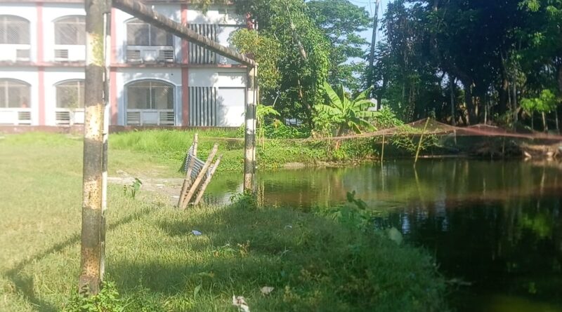 বিলুপ্তির পথে সরকারি কলেজের মাঠ