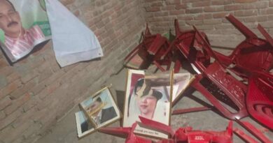 রাজশাহীতে বিএনপি কার্যালয়ে ভাঙচুরের ঘটনায় ক্ষতিগ্রস্ত অফিস ও ভাঙা চেয়ার-টেবিলের প্রতীকী ছবি