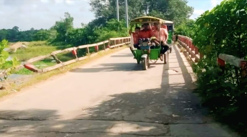 ঝুঁকিপূর্ণ সেতুর ওপর যান চলাচল