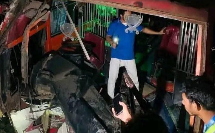 বাস -ট্রাক সংঘর্ষে