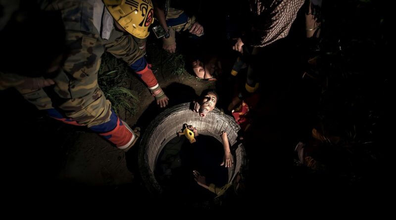 গর্তে পড়লো শিশু সাজিদ—উদ্ধার অভিযানের现场 ছবি