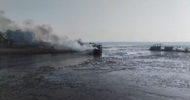 ড্রেজার ও বাল্কহেডে আগুন