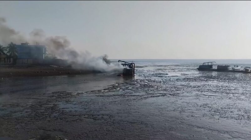 ড্রেজার ও বাল্কহেডে আগুন